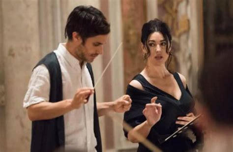 Monica Bellucci TOPLESS with Gael Garcia Bernal on Amazons。